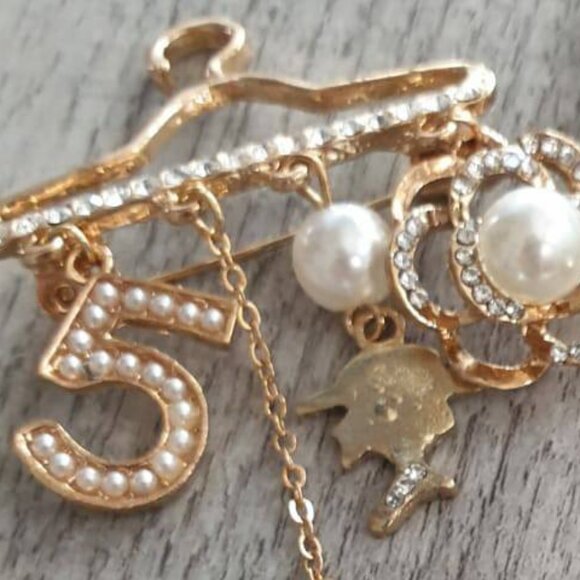 Camellia Flower Gold Metal Faux Pearls Crystals Brooch Pin Fashion Jewelry Gift - Picture 2 of 2